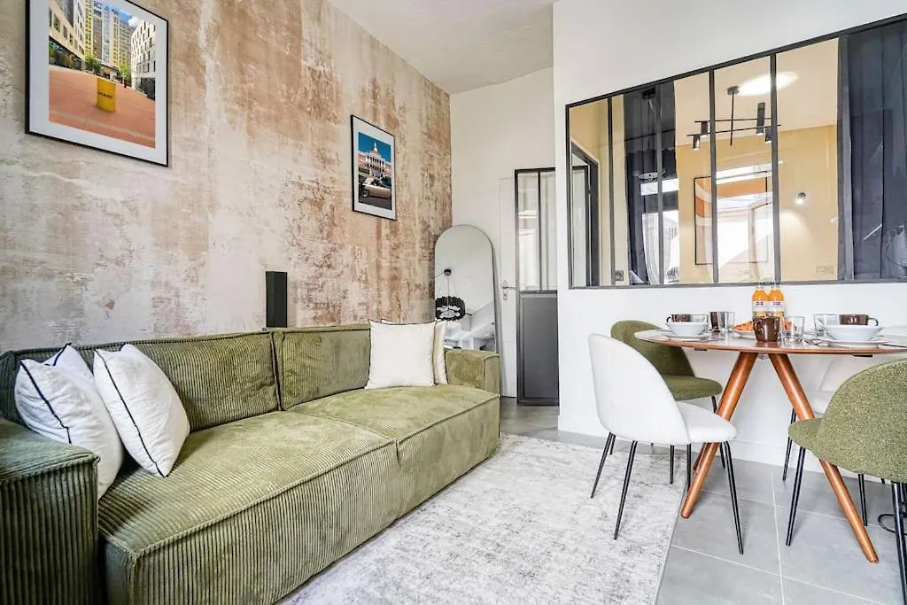 Cosy Apartment #Louvres #Opera Sentier Párizs 0*,